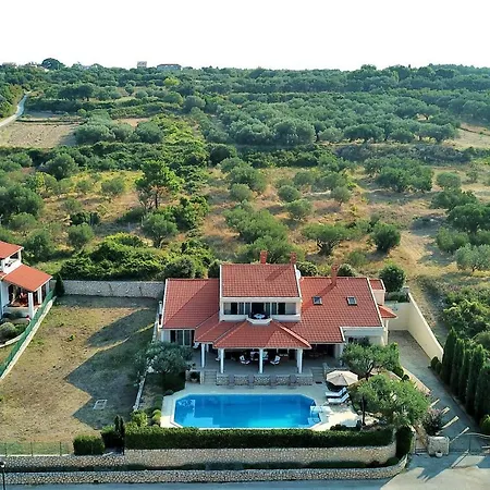 Clara Villa