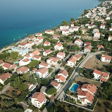 Clara Villa *