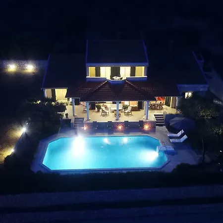 Clara Villa *