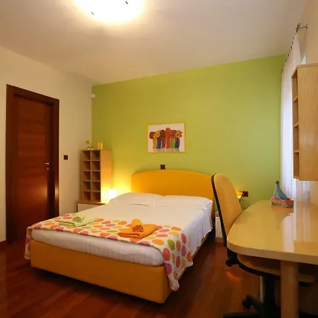 Clara Villa *